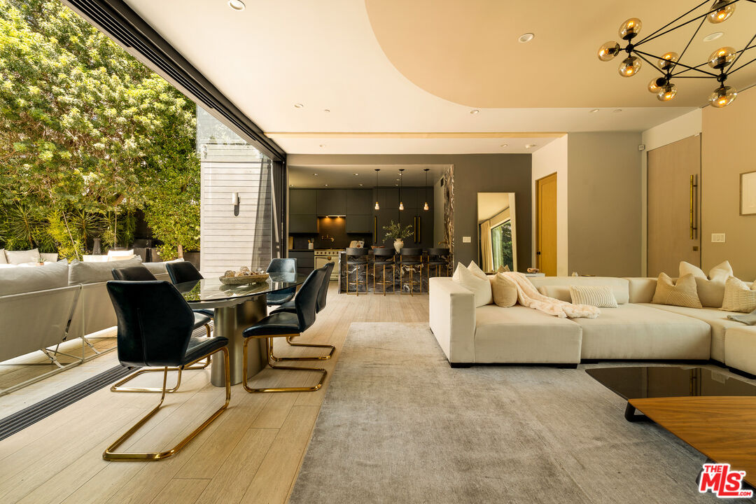 7431 Franklin Ave, Hollywood Hills West