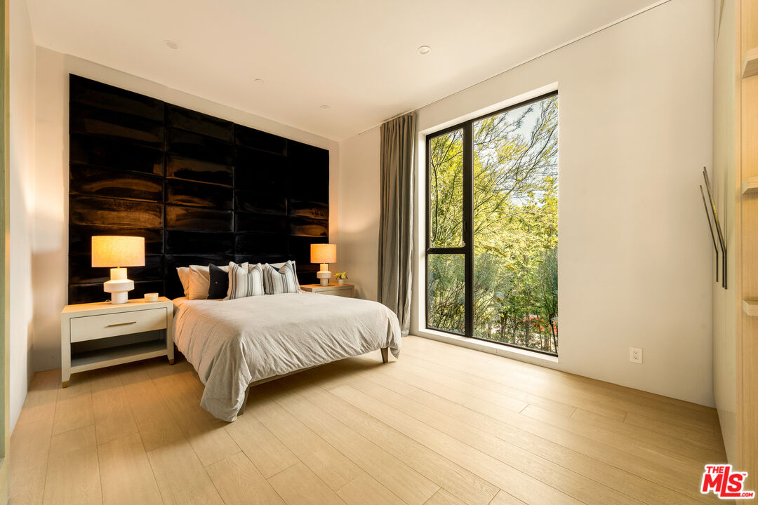 7431 Franklin Ave, Hollywood Hills West