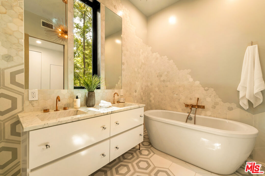 7431 Franklin Ave, Hollywood Hills West