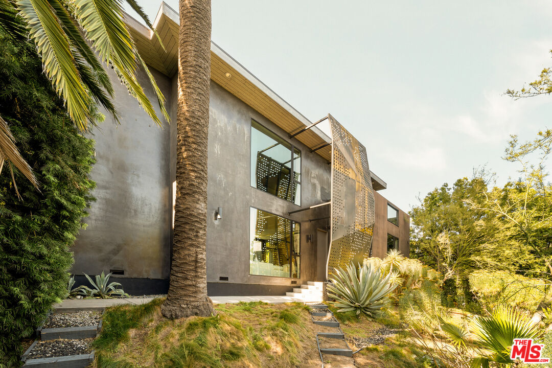 7431 Franklin Ave, Hollywood Hills West