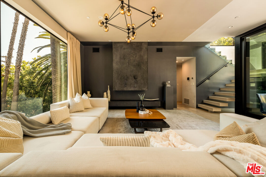 7431 Franklin Ave, Hollywood Hills West