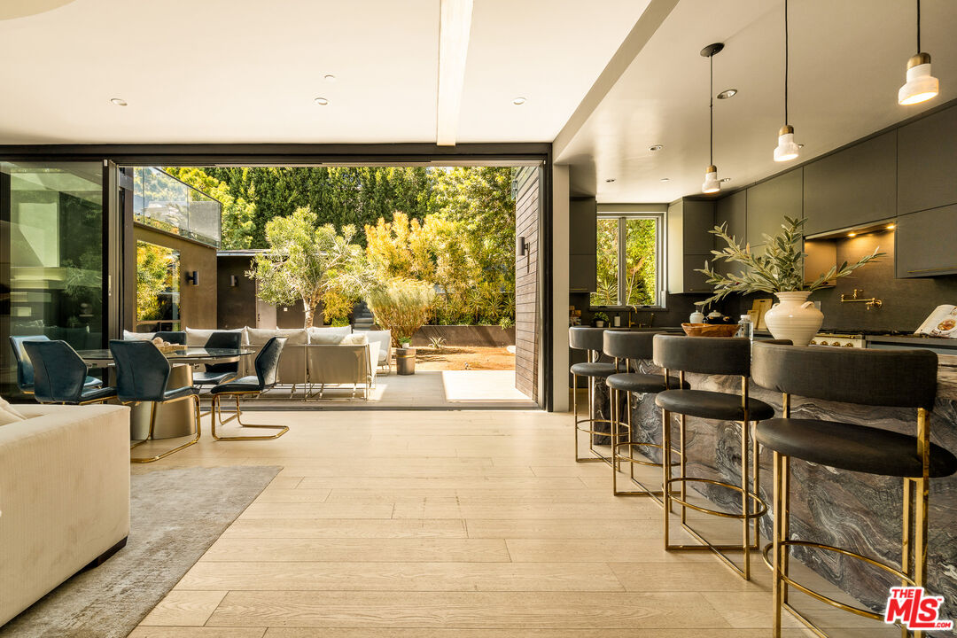7431 Franklin Ave, Hollywood Hills West