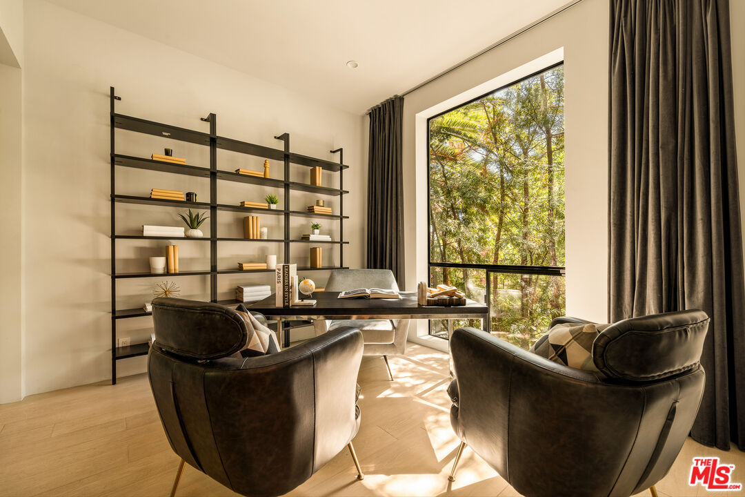7431 Franklin Ave, Hollywood Hills West