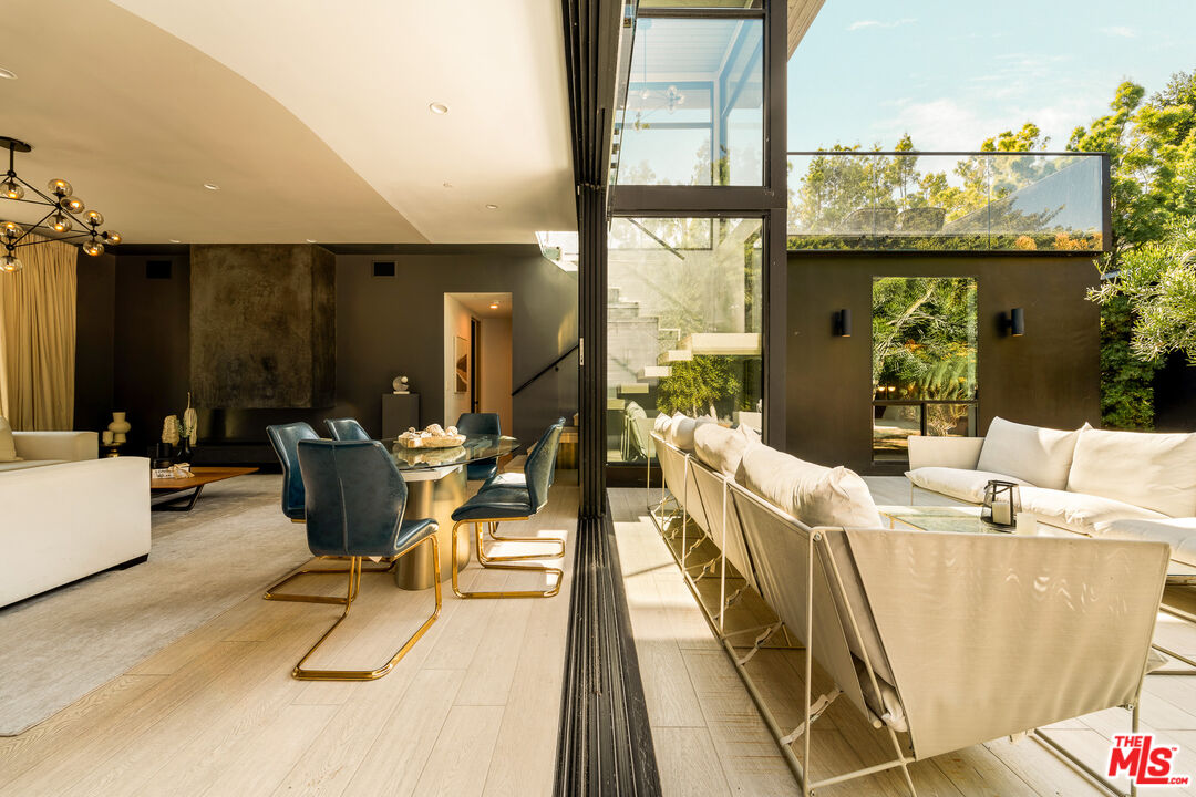 7431 Franklin Ave, Hollywood Hills West