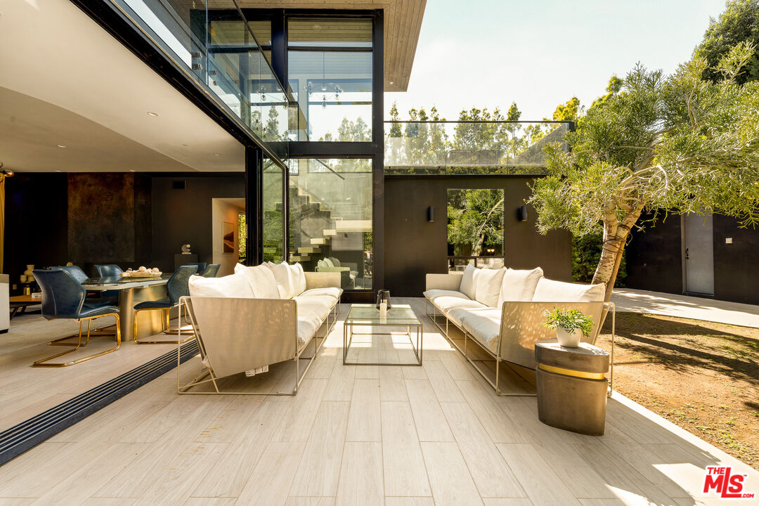 7431 Franklin Ave, Hollywood Hills West