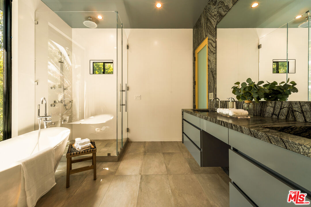 7431 Franklin Ave, Hollywood Hills West