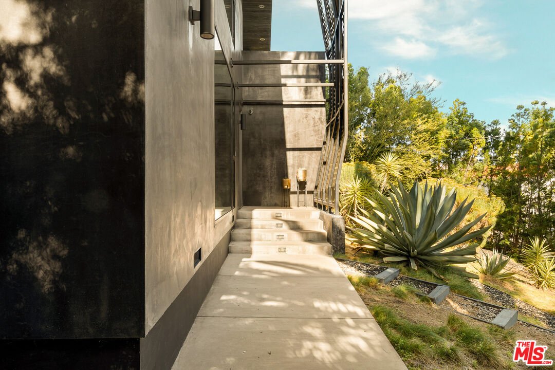 7431 Franklin Ave, Hollywood Hills West