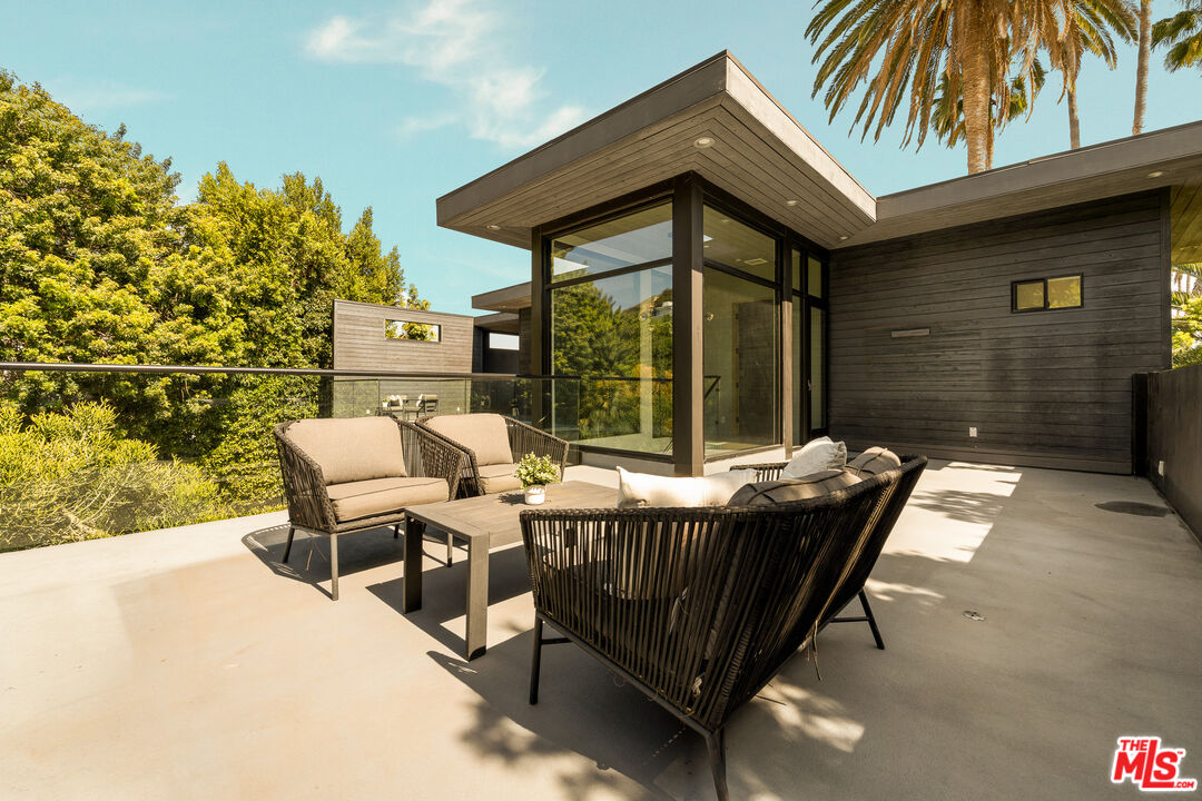 7431 Franklin Ave, Hollywood Hills West