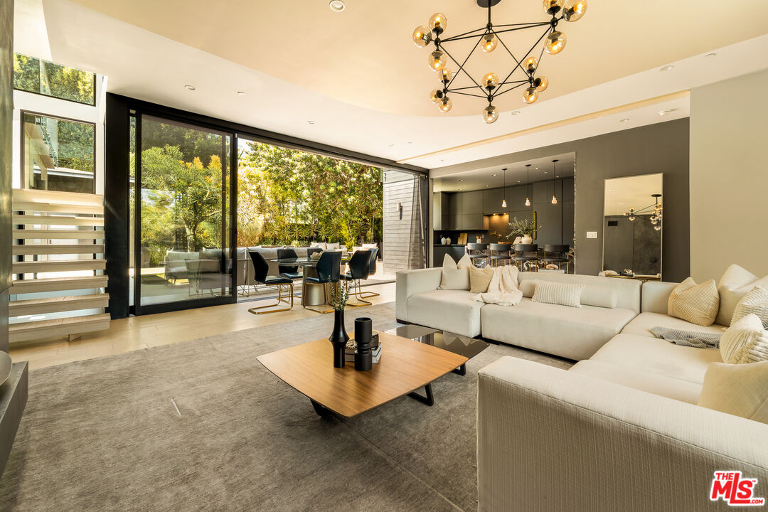 7431 Franklin Ave, Hollywood Hills West