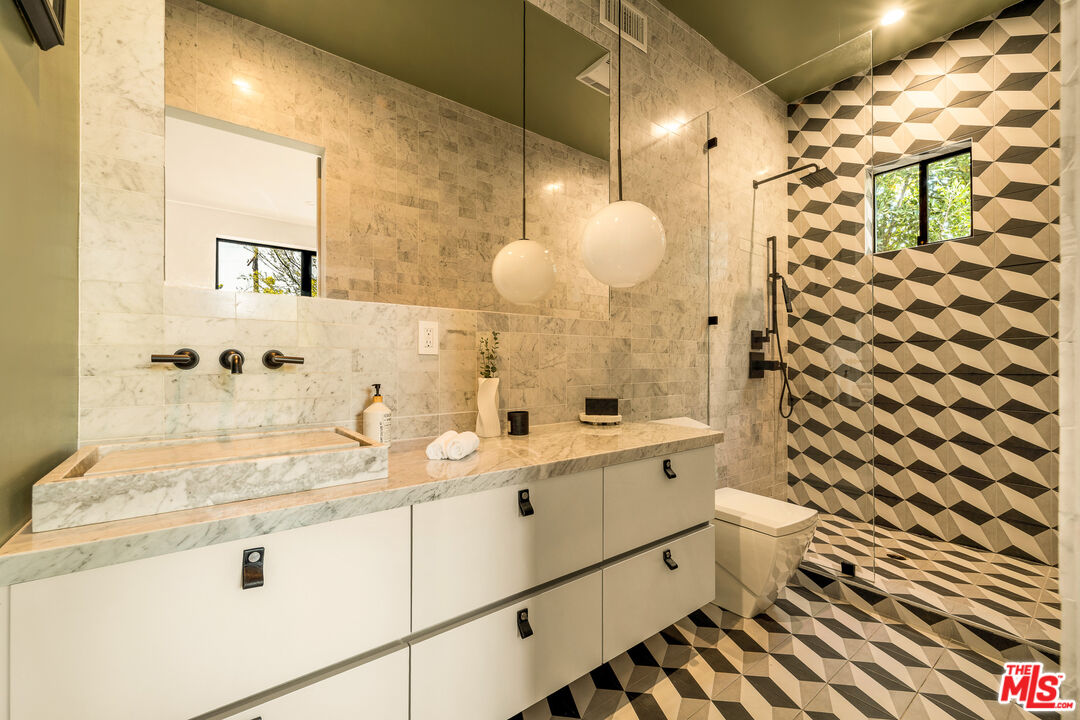 7431 Franklin Ave, Hollywood Hills West