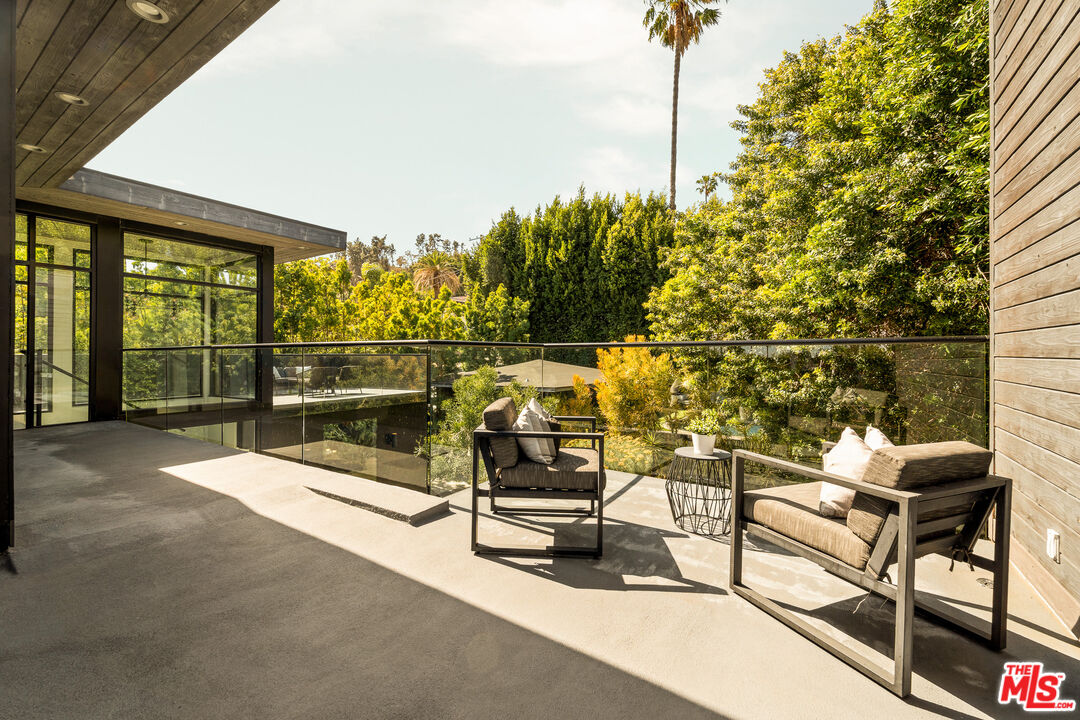 7431 Franklin Ave, Hollywood Hills West