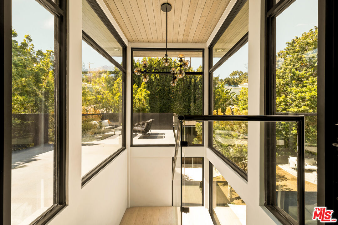 7431 Franklin Ave, Hollywood Hills West