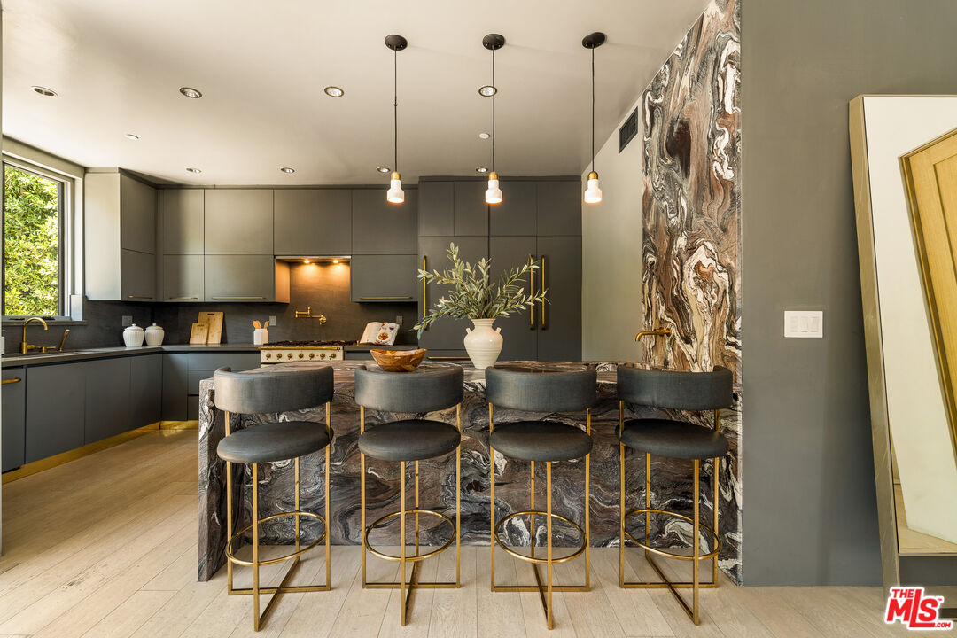 7431 Franklin Ave, Hollywood Hills West