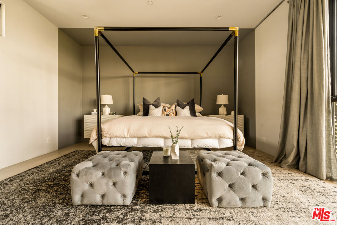 7431 Franklin Ave, Hollywood Hills West