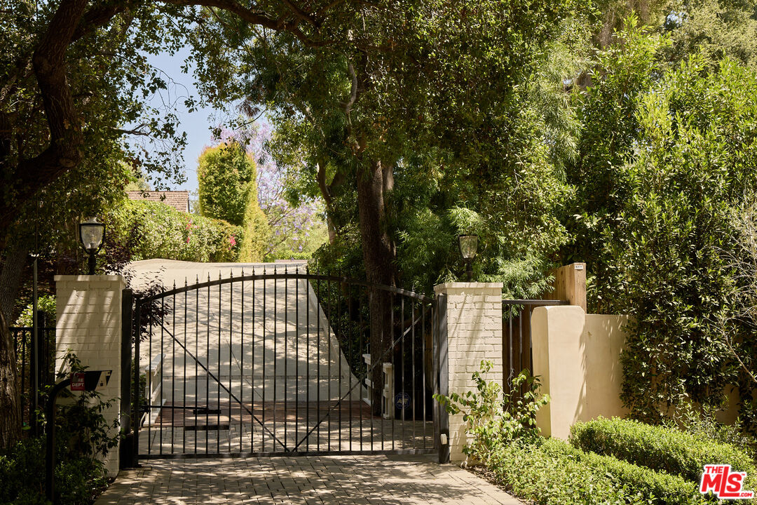 17333 Rancho St, Encino