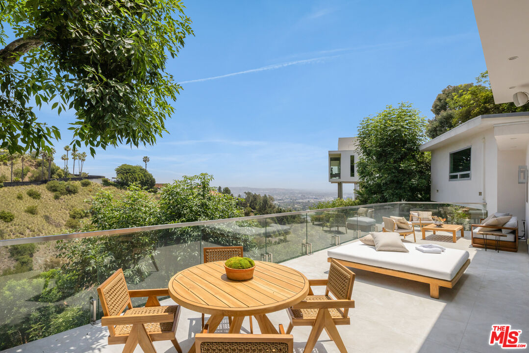 9346 Readcrest Dr, Beverly Hills 