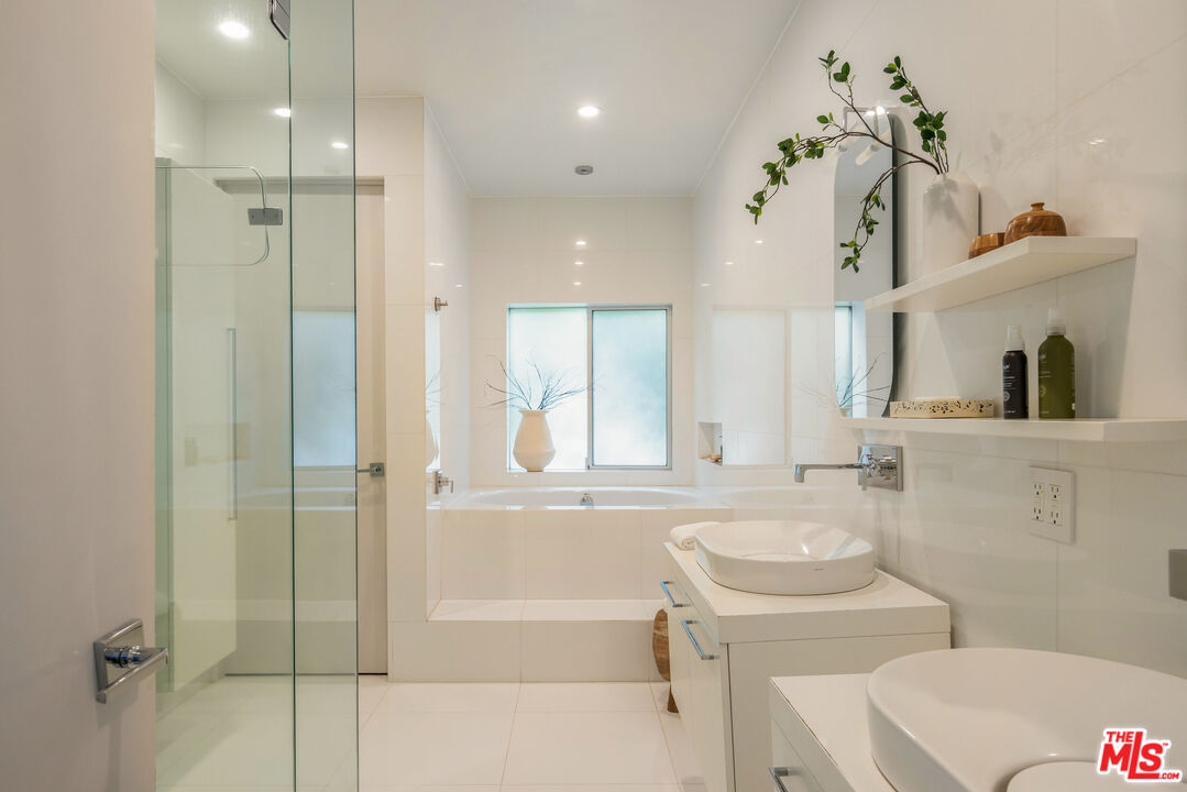 9346 Readcrest Dr, Beverly Hills 