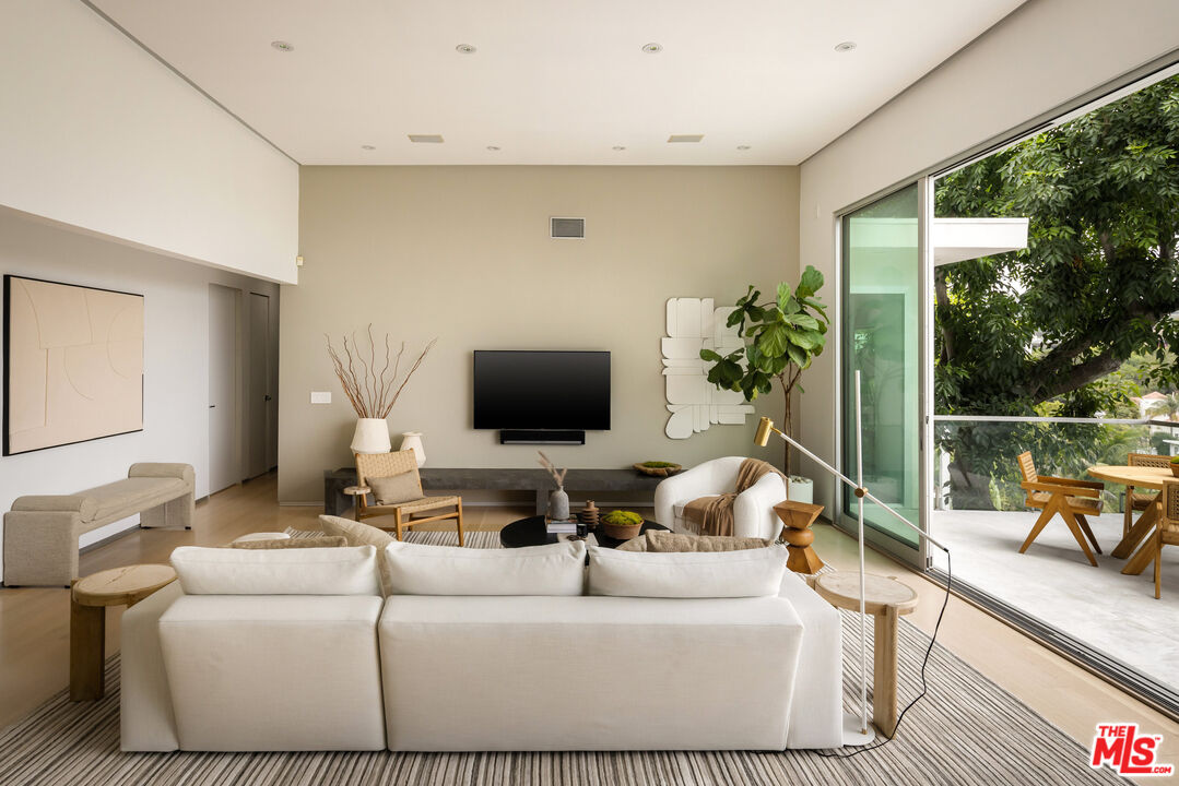 9346 Readcrest Dr, Beverly Hills 