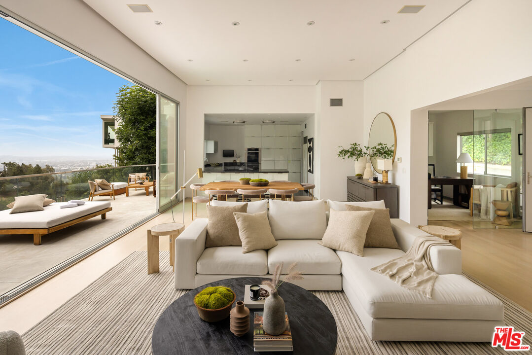 9346 Readcrest Dr, Beverly Hills 