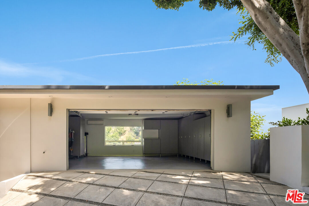 9346 Readcrest Dr, Beverly Hills 