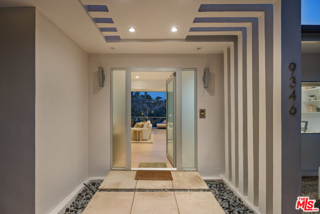 9346 Readcrest Dr, Beverly Hills 