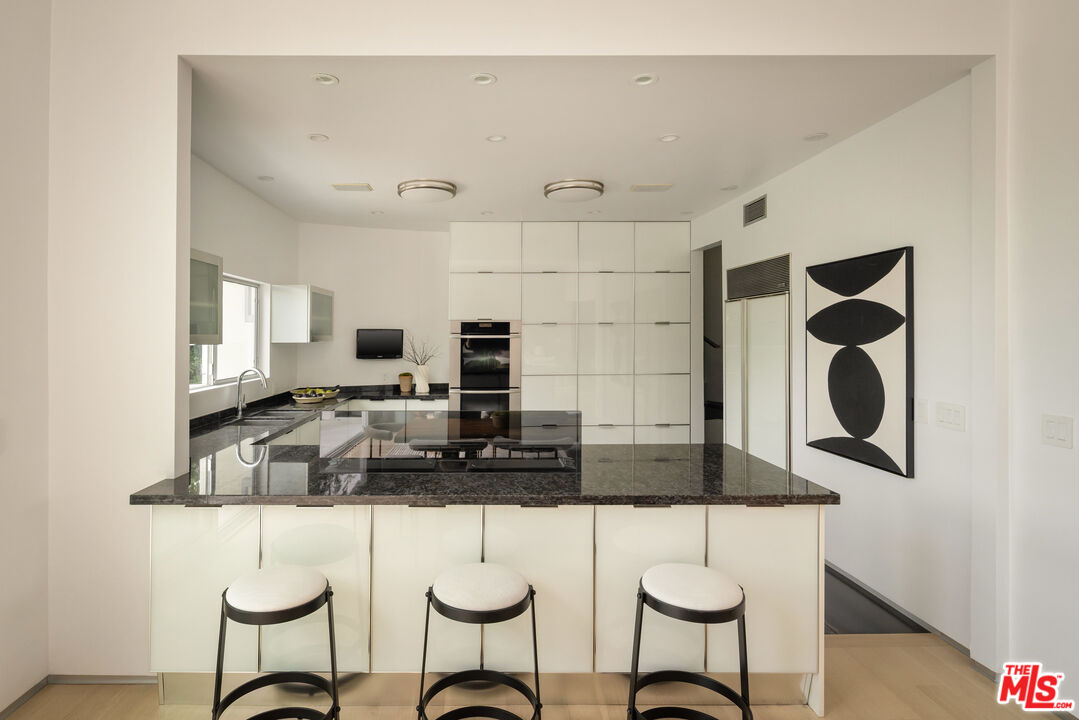 9346 Readcrest Dr, Beverly Hills 