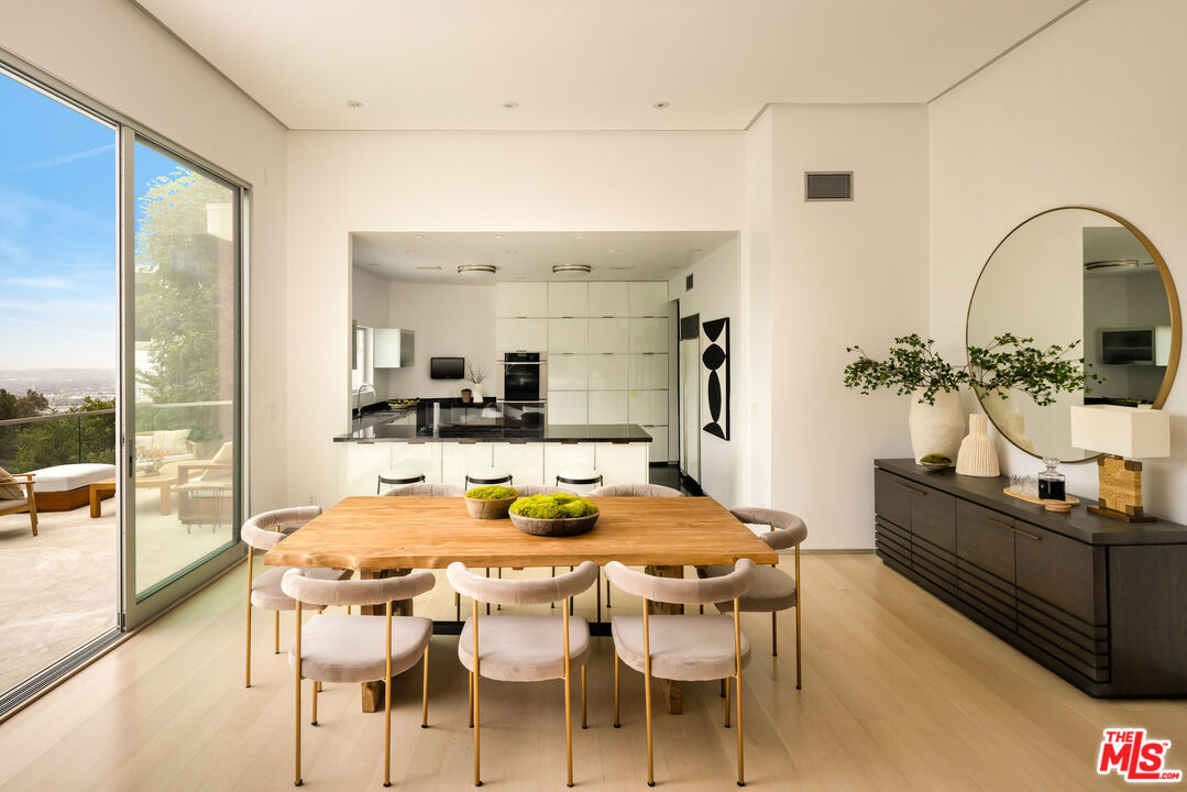 9346 Readcrest Dr, Beverly Hills 