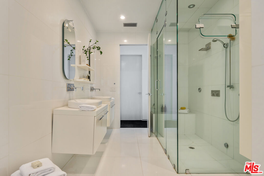 9346 Readcrest Dr, Beverly Hills 