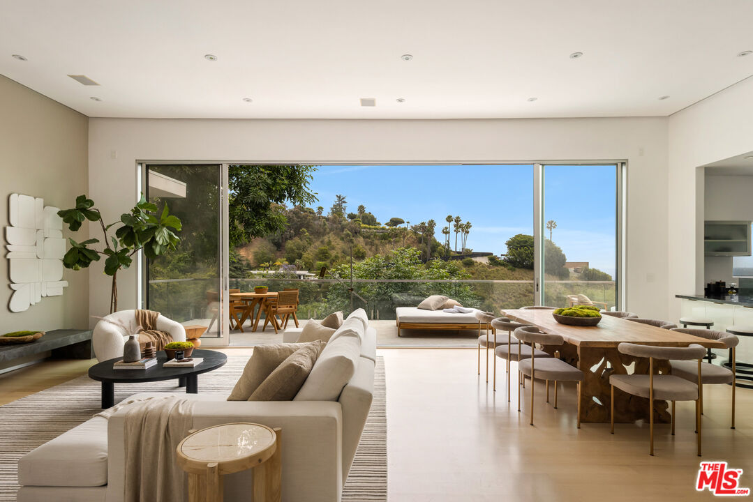 9346 Readcrest Dr, Beverly Hills 