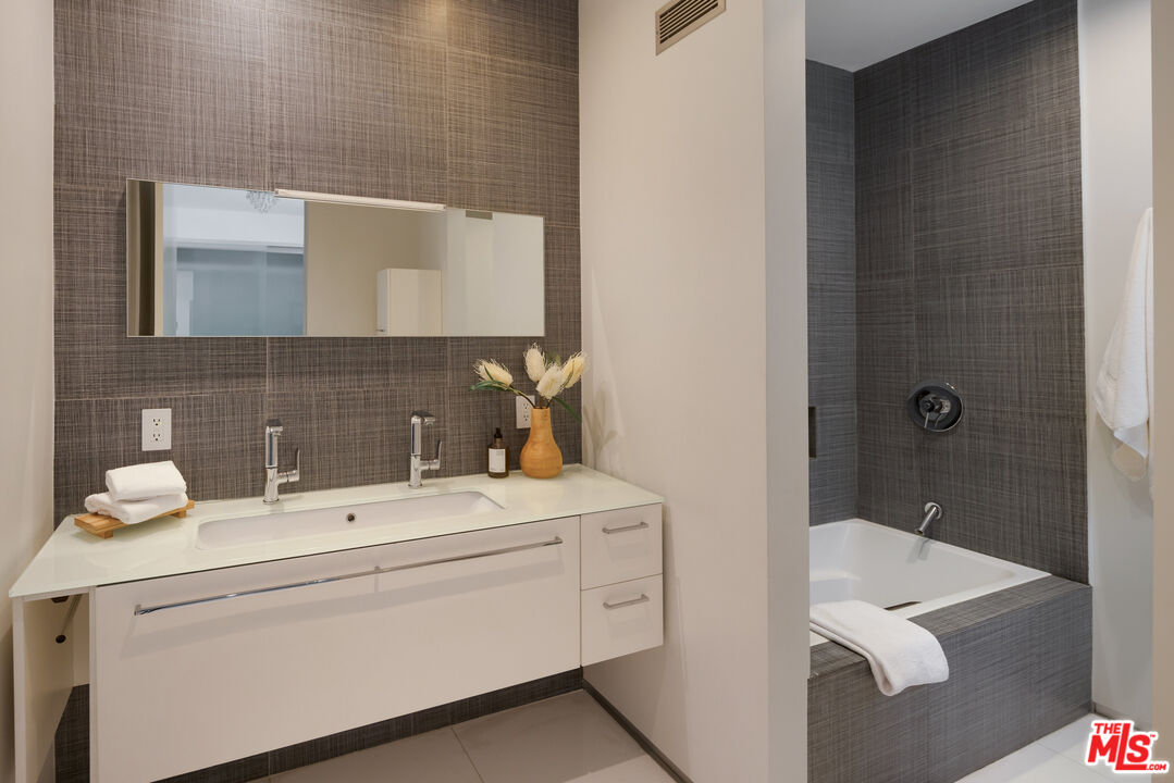 9346 Readcrest Dr, Beverly Hills 