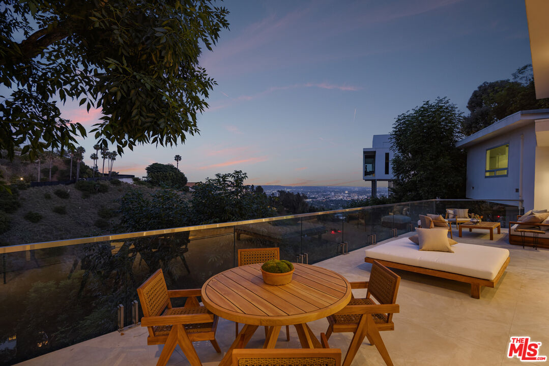 9346 Readcrest Dr, Beverly Hills 