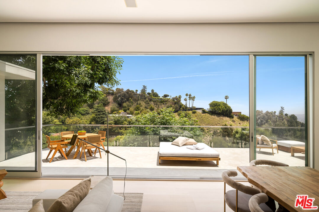 9346 Readcrest Dr, Beverly Hills 