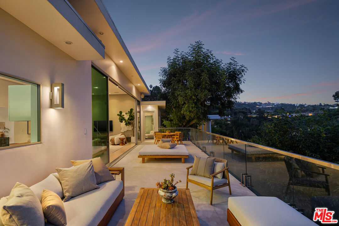 9346 Readcrest Dr, Beverly Hills 