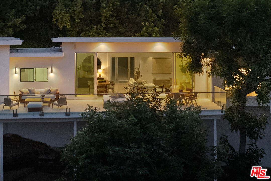 9346 Readcrest Dr, Beverly Hills 