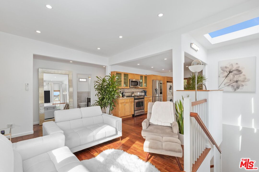 8827 Betty Way, west hollywood