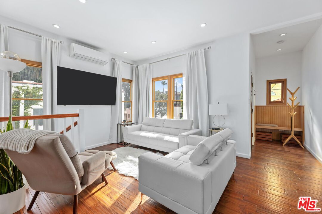8827 Betty Way, west hollywood