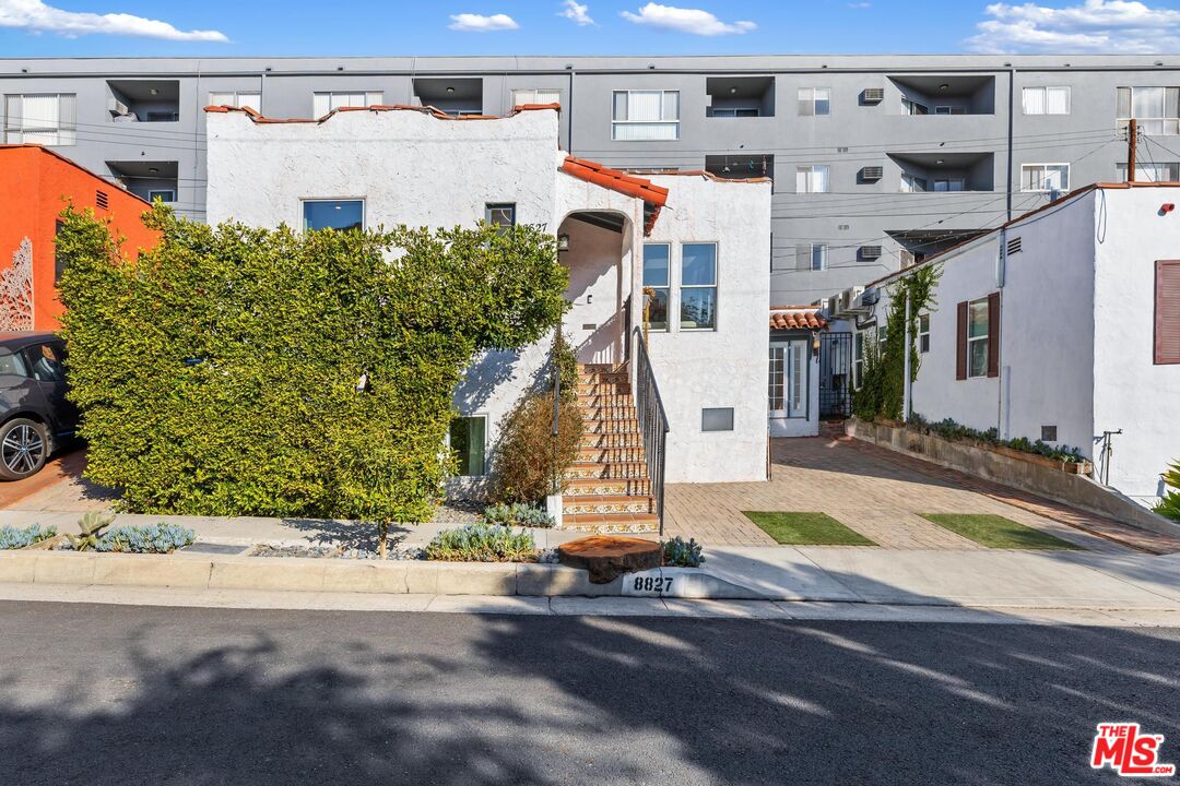 8827 Betty Way, west hollywood