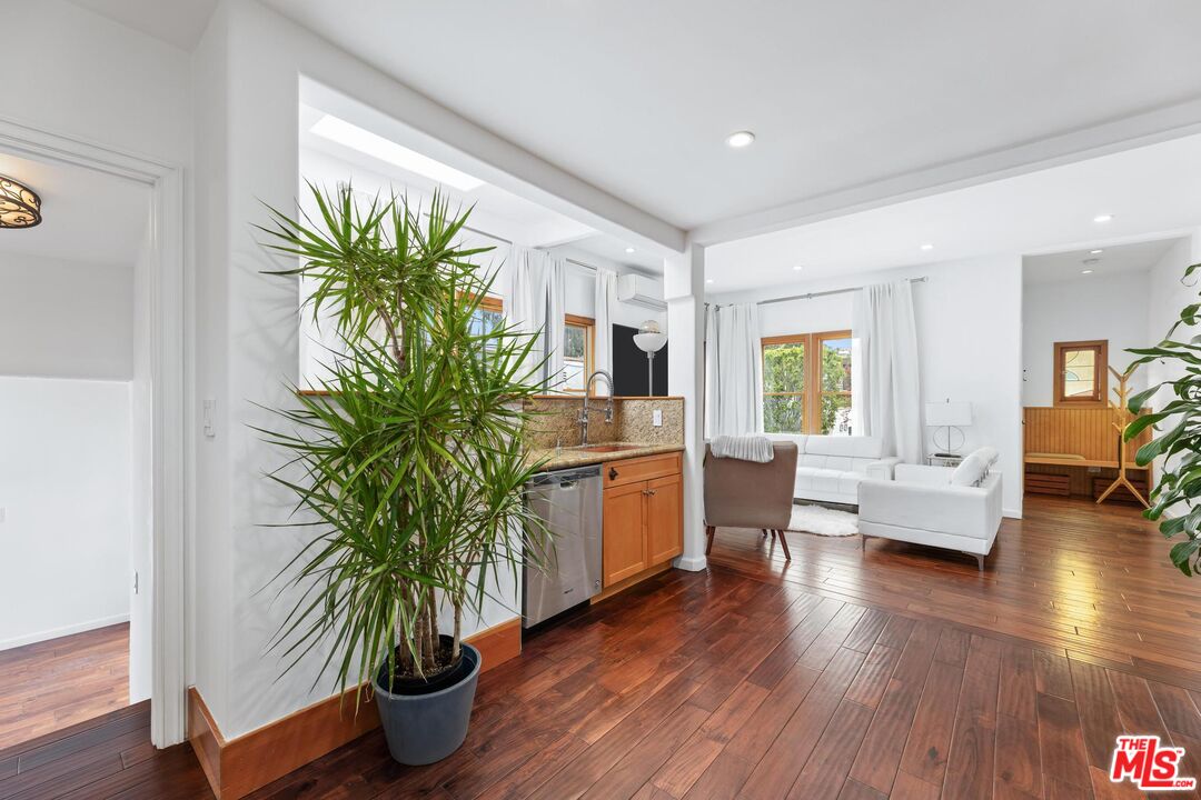 8827 Betty Way, west hollywood