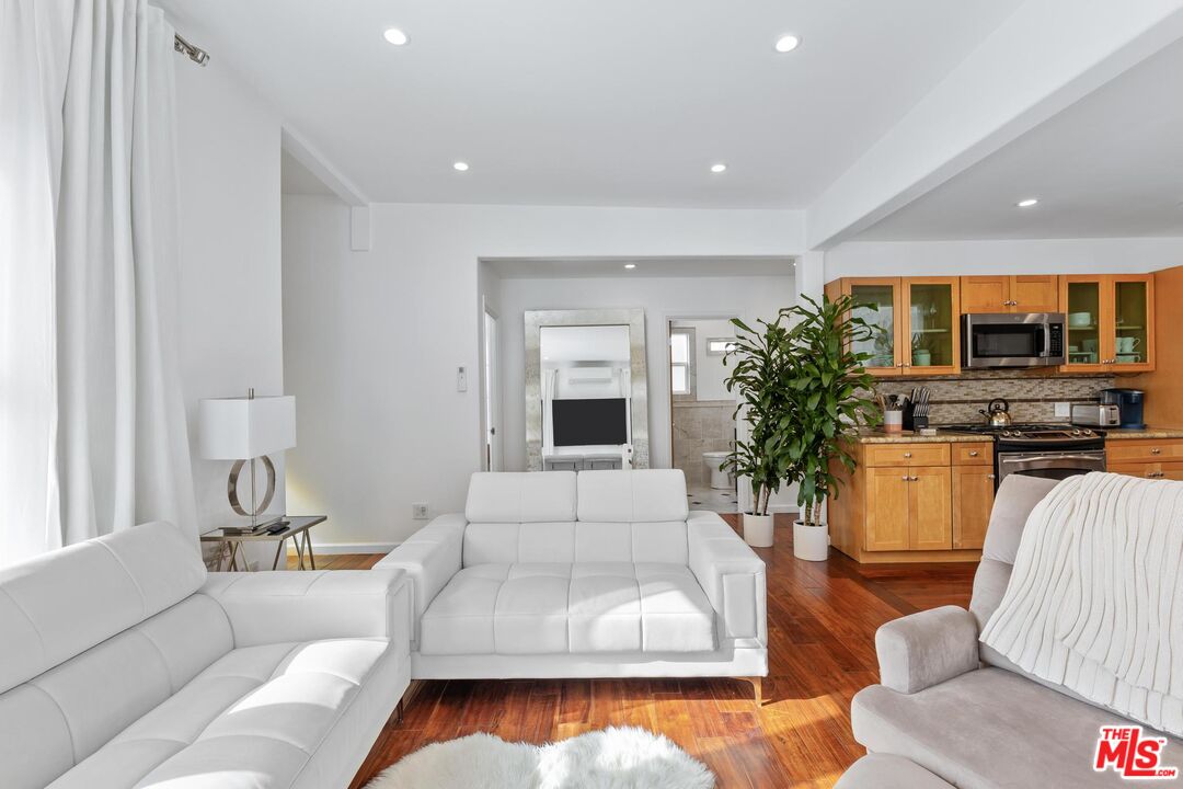 8827 Betty Way, west hollywood
