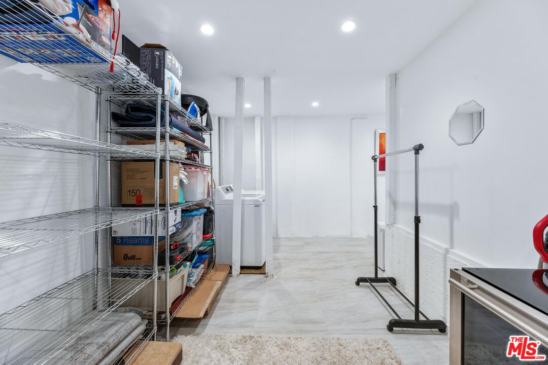 8827 Betty Way, west hollywood