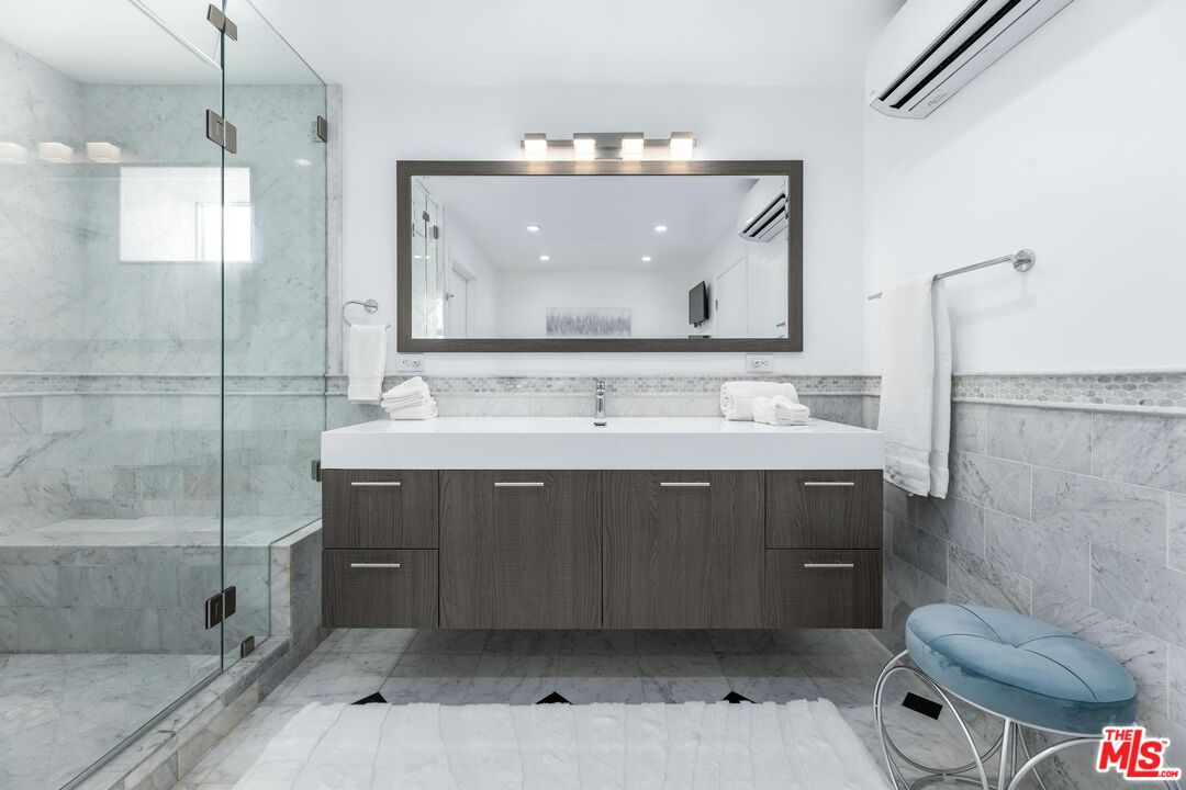 8827 Betty Way, west hollywood