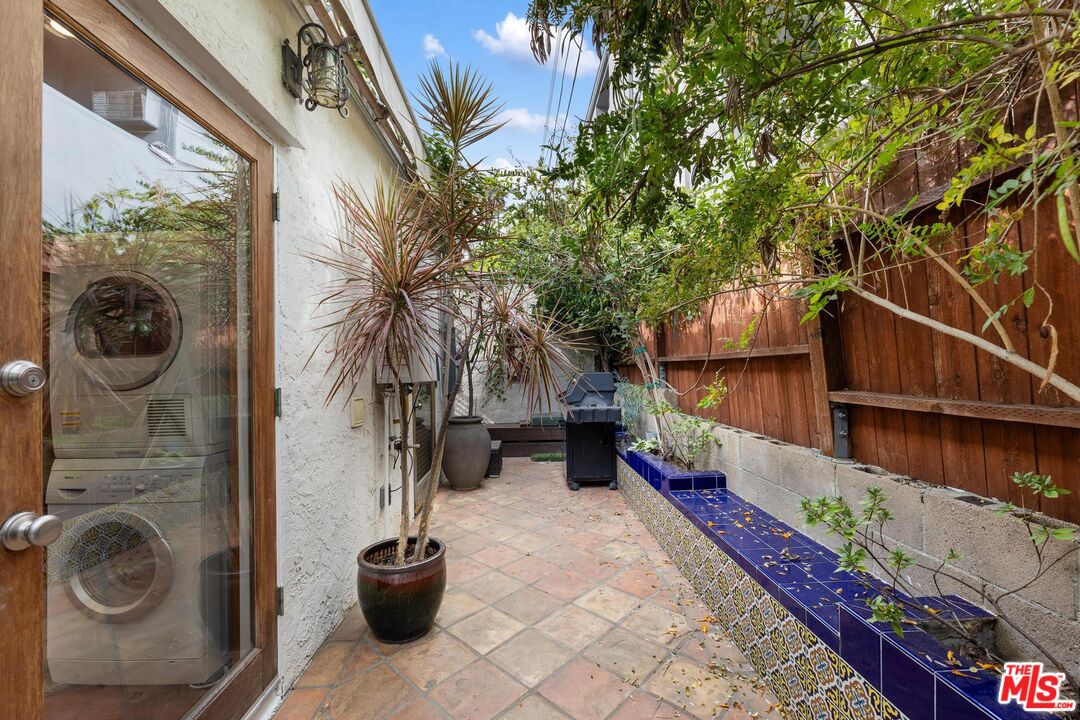 8827 Betty Way, west hollywood
