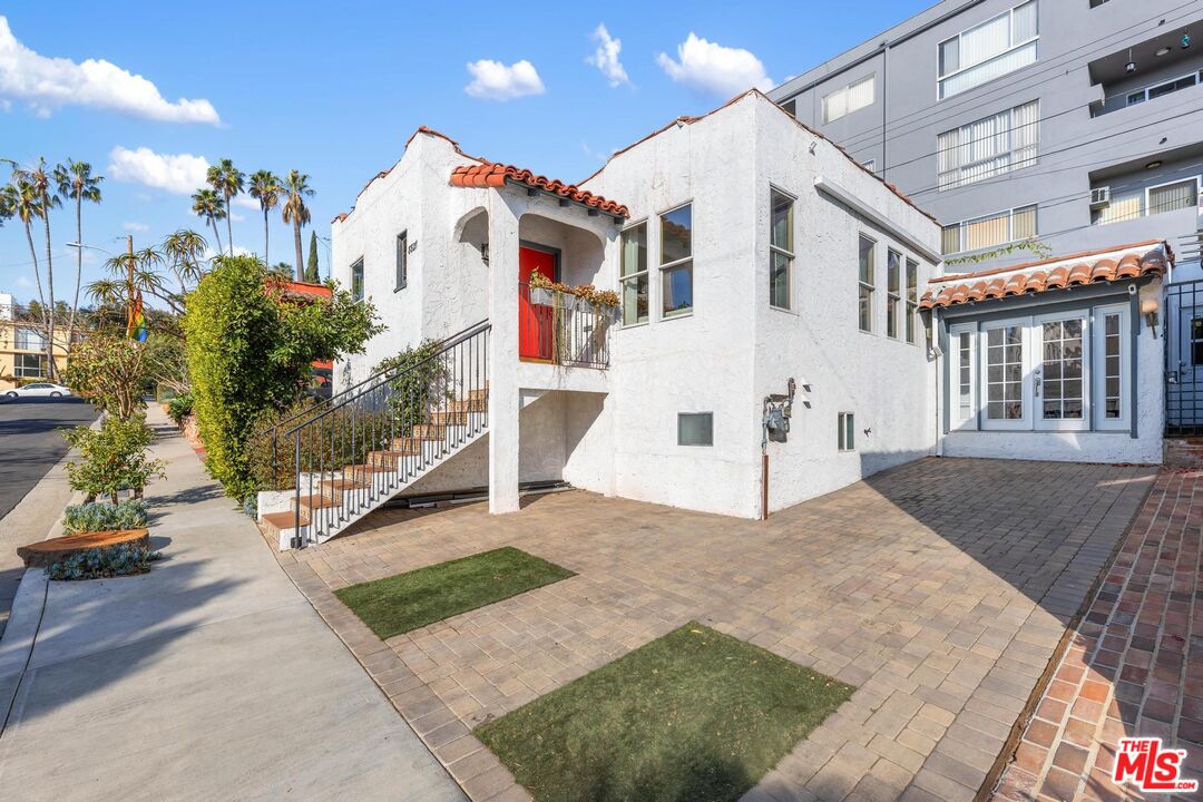 8827 Betty Way, west hollywood