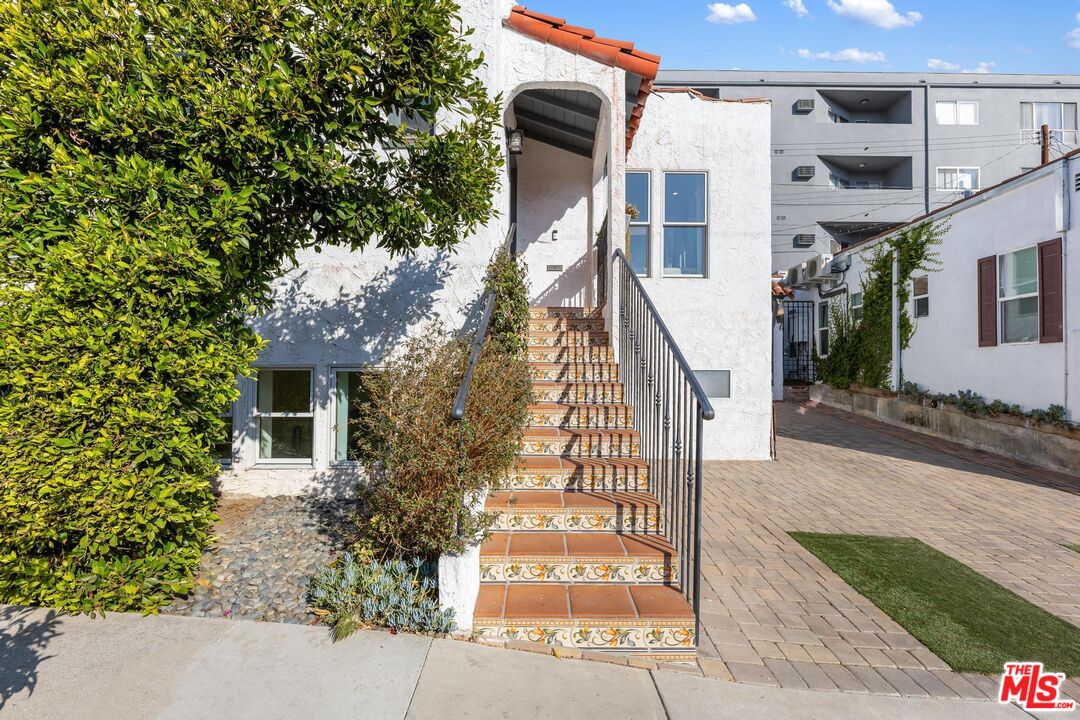 8827 Betty Way, west hollywood