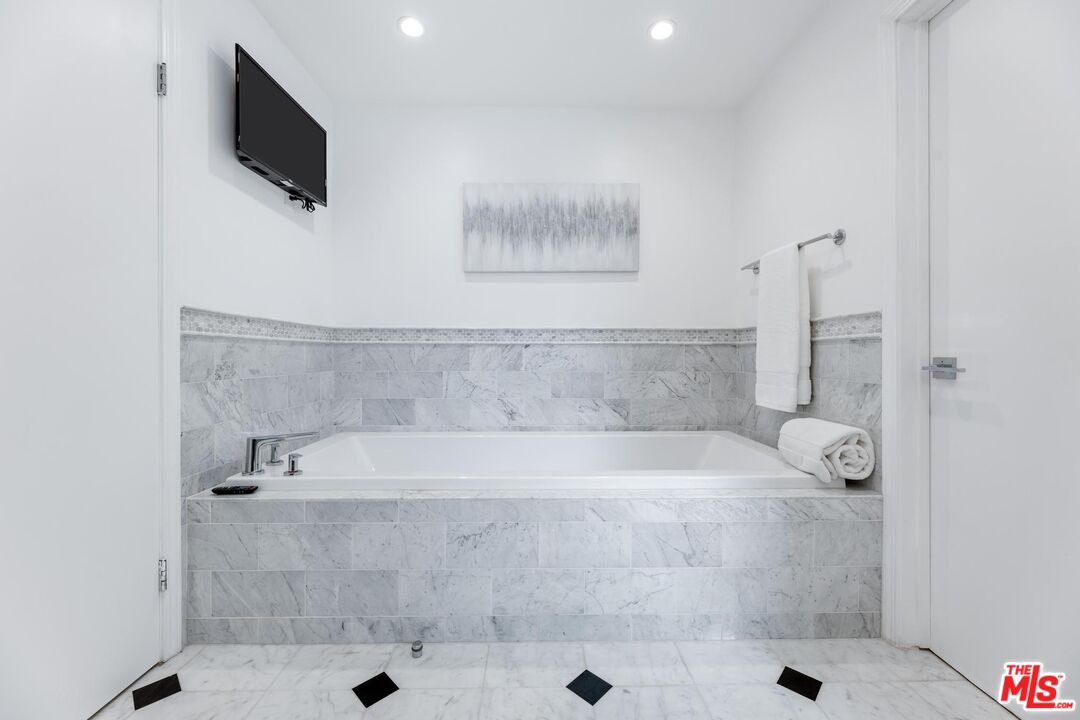 8827 Betty Way, west hollywood