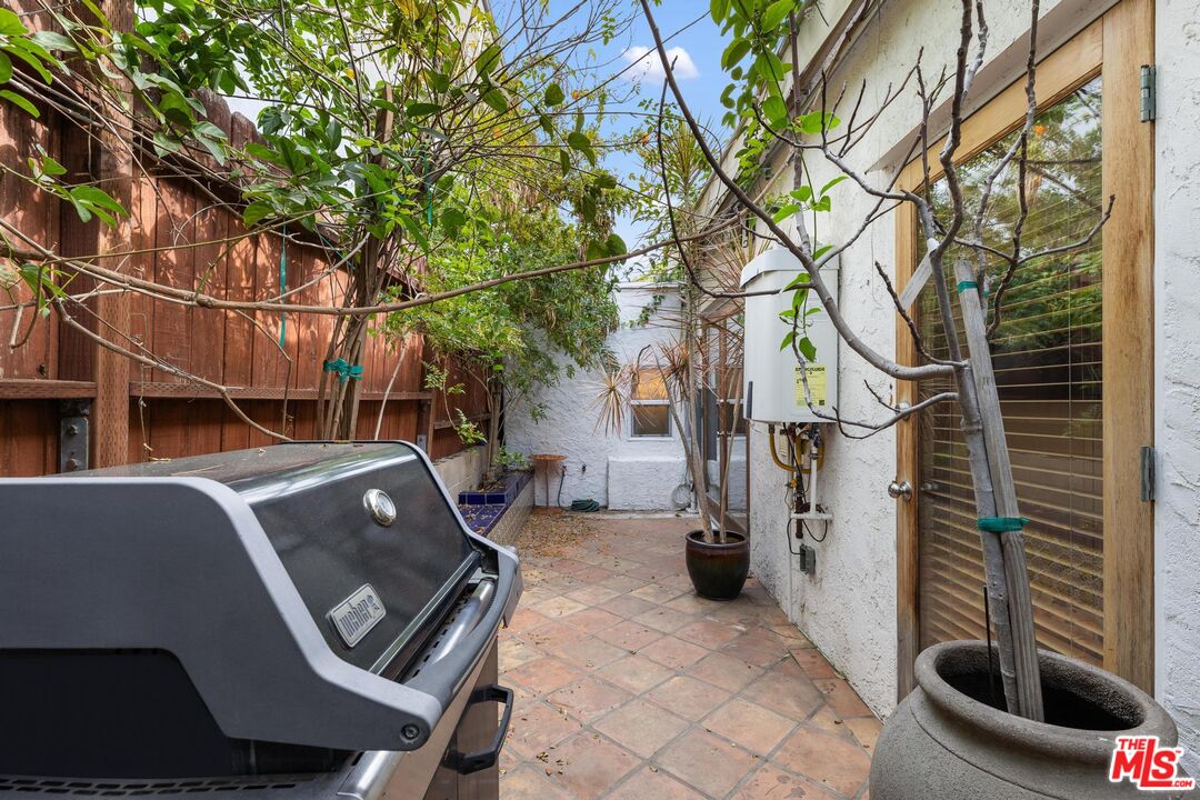 8827 Betty Way, west hollywood