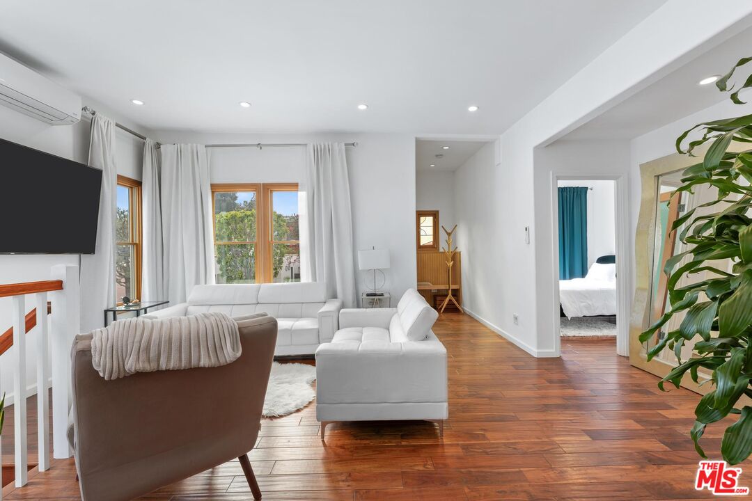 8827 Betty Way, west hollywood