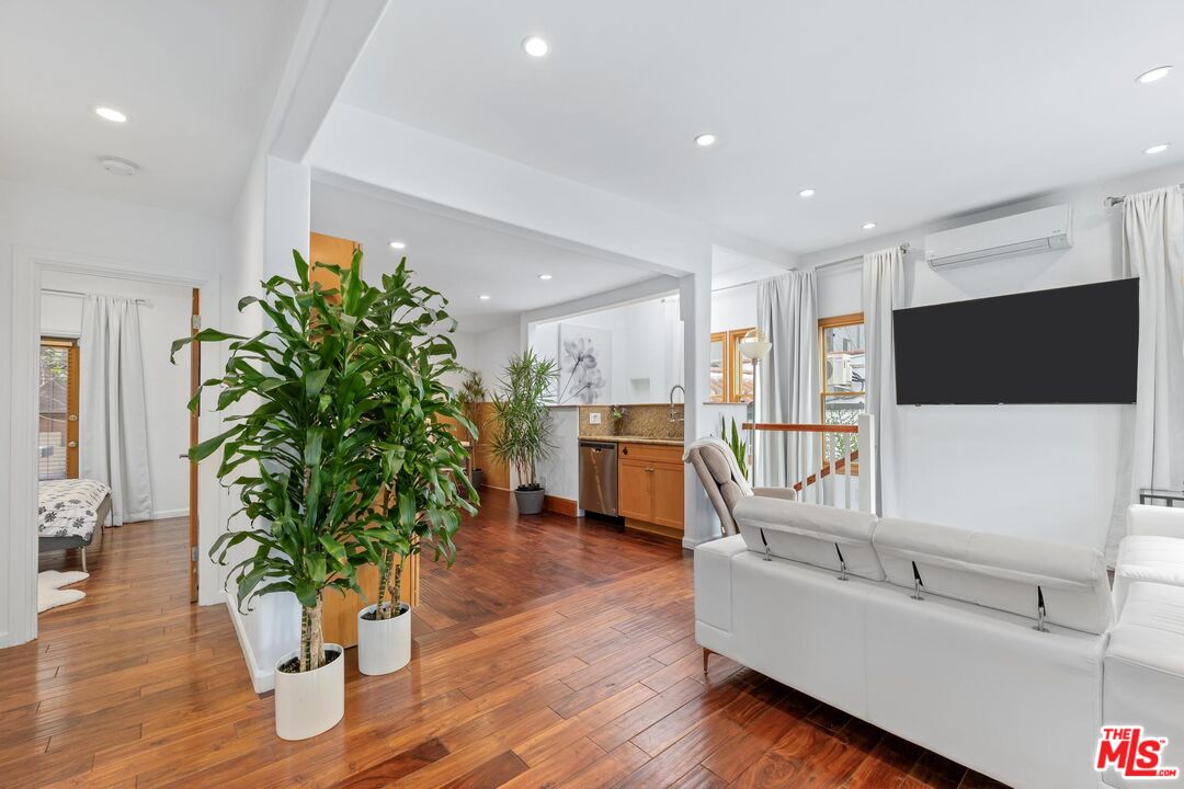 8827 Betty Way, west hollywood