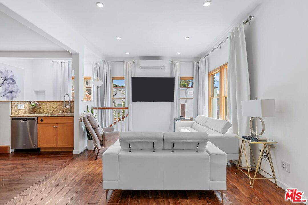 8827 Betty Way, west hollywood