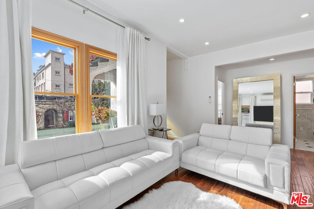 8827 Betty Way, west hollywood